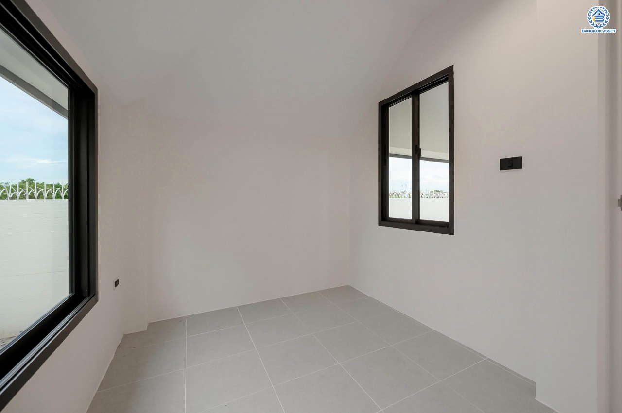 บ้านเดี่ยวฟิลคฤหาสน์มือสองตกแต่งใหม่ แบรนด์ LH ดีไซน์สุดหรูหรา โครงการ ลดาวัลย์ ปิ่นเกล้า เนื้อที่ 214 ตร.ว. บนพื้นที่ใช้สอยถึง 553.48 ตร.ม. ฟังก์ชันจัดเต็ม 4 ห้องนอน 5 ห้องน้ำ 1 ห้องอเนกประสงค์ 1 ห้องแม่บ้าน จอดรถได้ถึง 2 คัน ทำเลติดถนนบรมราชชนนี เชื่อมต่อหลายเส้นทาง ใกล้มหาวิทยาลัยมหิดล และเซ็นทรัลศาลายา